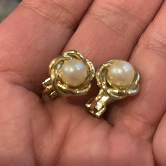 Simple and elegant vintage clip pearl earrings
